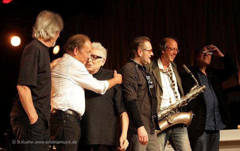 IMG_7310.jpg - Lahnstein Blues All Stars 2012 - Klaus Voormann, Mike d'Abo, Chris Farlowe, Stefan Stoppok, Michael Lutzeier und Danny Dziuk