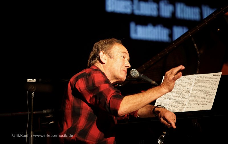 IMG_7112.jpg - Kein Geringerer als Mike d'Abo hält die Laudatio für den Gwinner des Blues Louis 2012